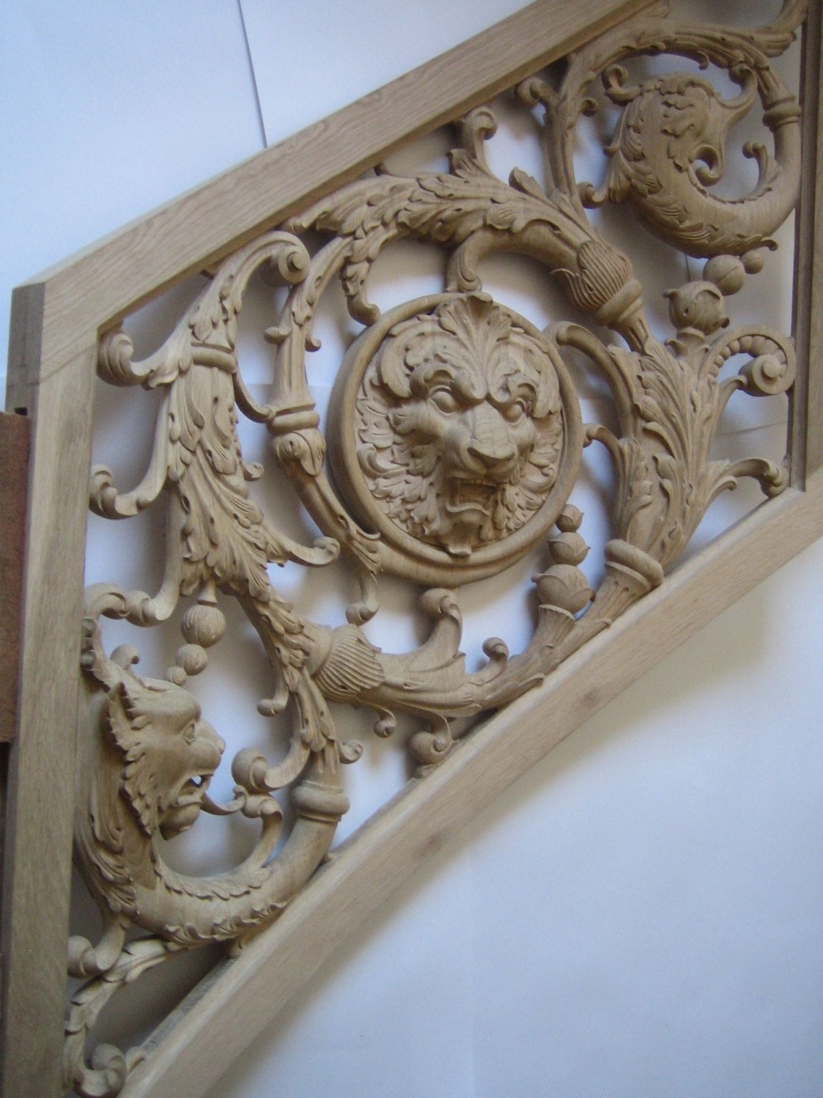 Резьба по дереву лестницы