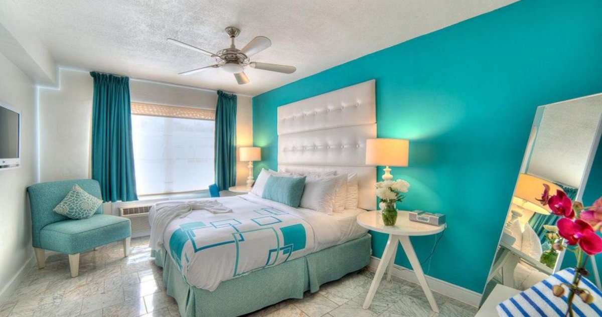 Комната с синими стенами