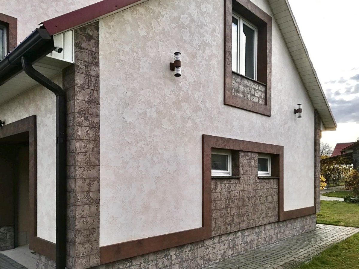 Белый штукатурный фасад