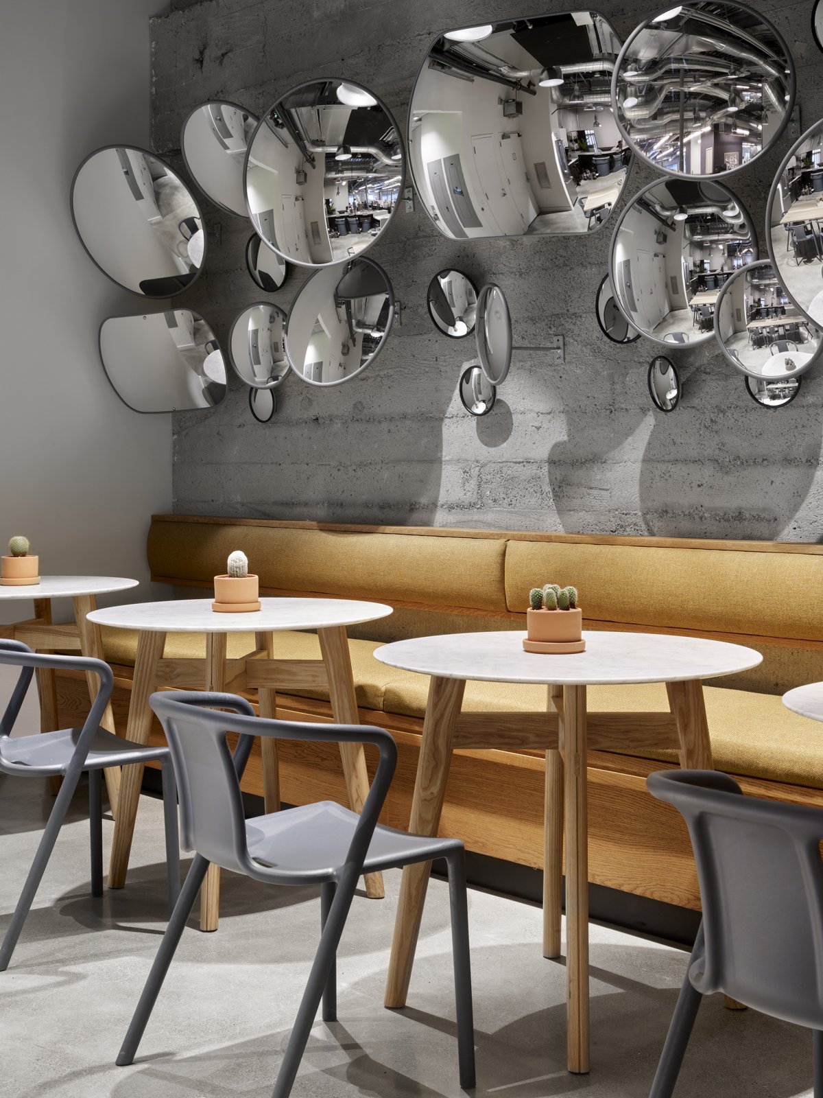 Декорирование стены в кафе