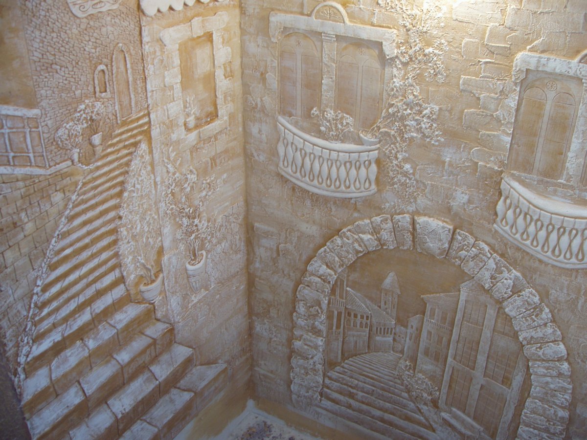 Замок на стене из гипса