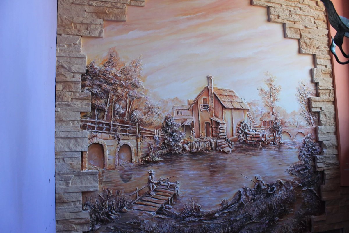 Барельеф на стене здания