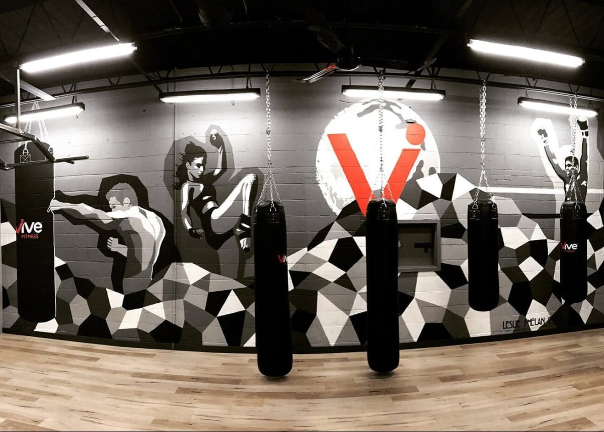 Роспись стен в тренажерном зале