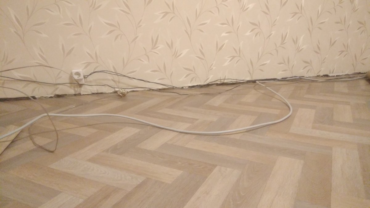 Коричневый ламинат и белые плинтуса