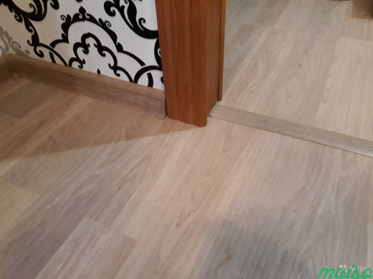 Серый ламинат темный плинтус