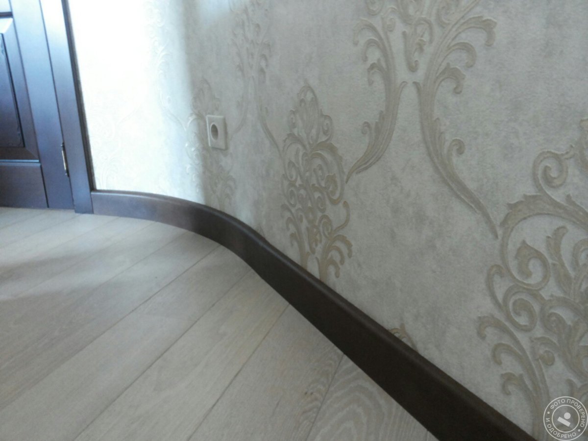 Плинтус к серому линолеуму