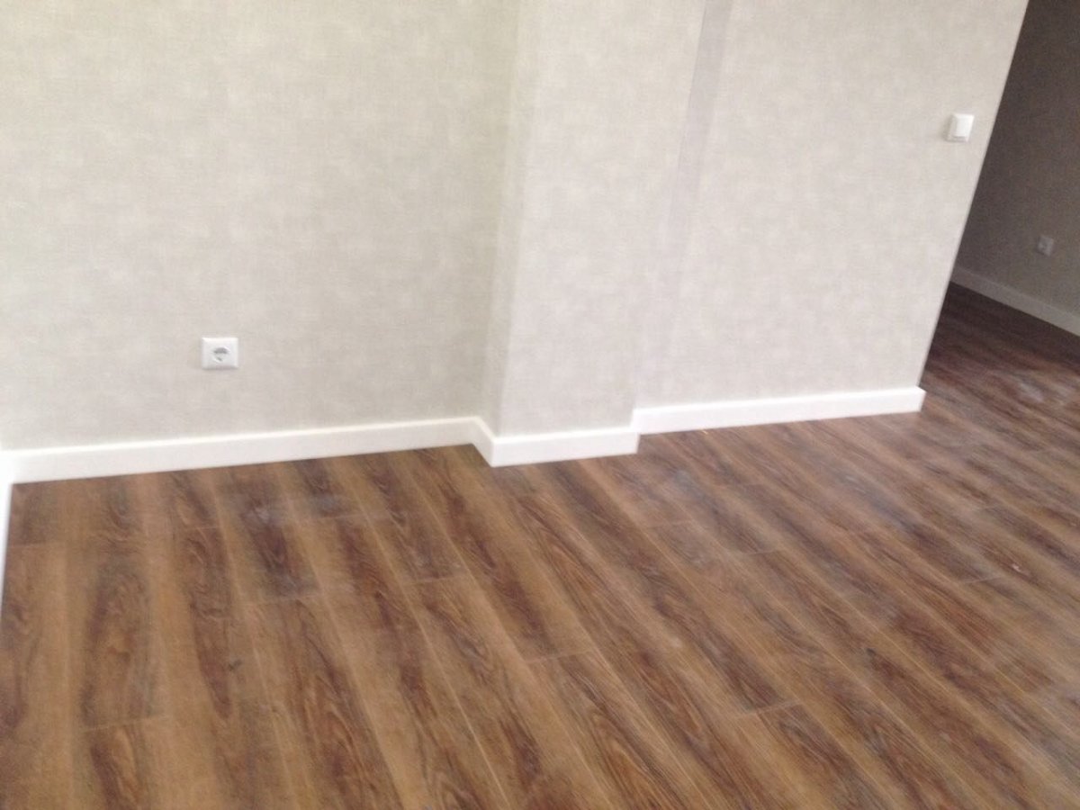 Линолеум с белыми плинтусами