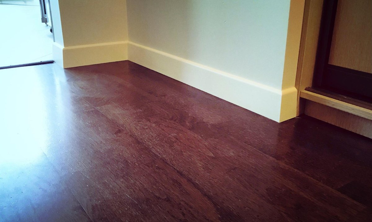 Плинтус и пол разного цвета