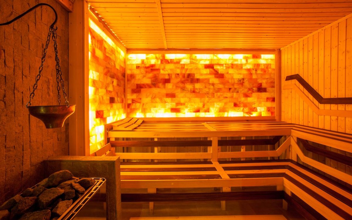 Стена из гималайской соли