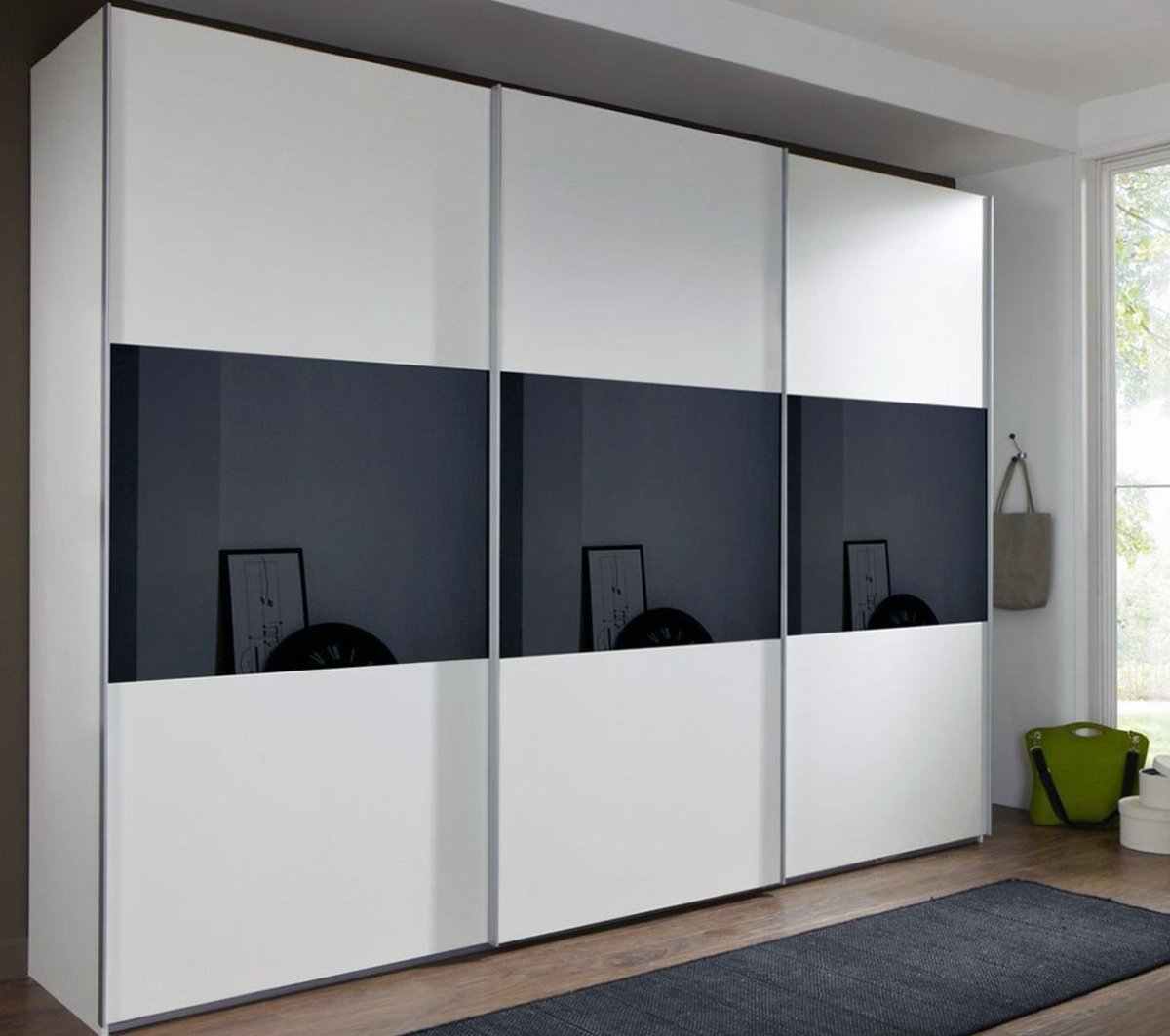 Двери купе стекло белое лакобель