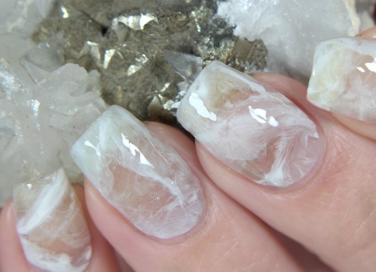 Белый кварцит камень