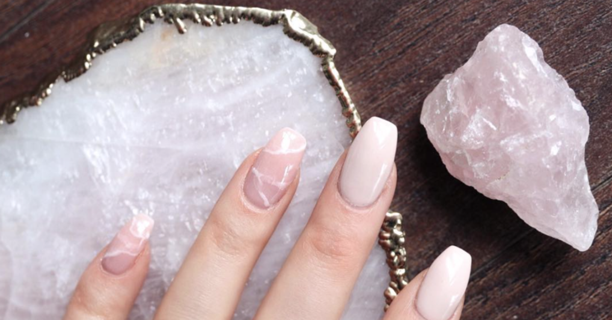 Мраморный маникюр белый прозрачный