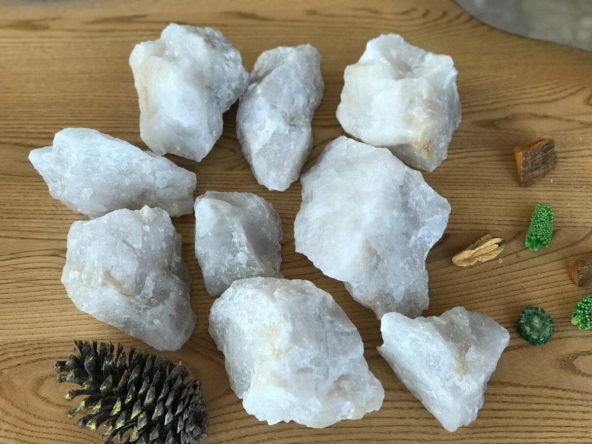 Белый прозрачный камень кварц