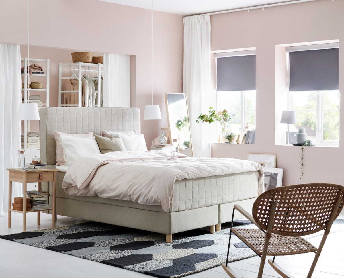 Икеа спальня интерьер розовая