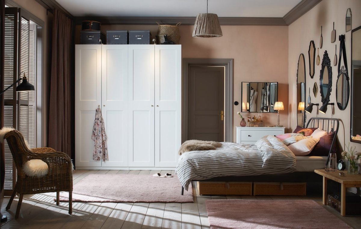 Шкаф икеа ПАКС В спальне