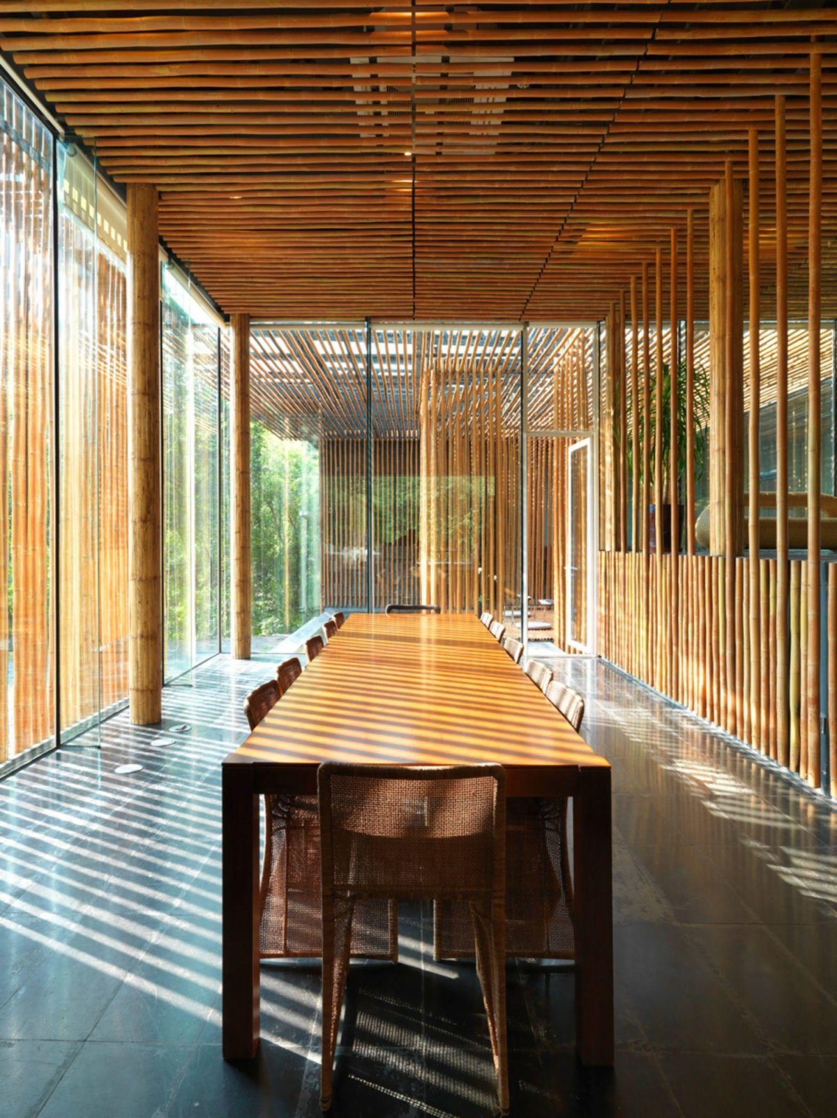 Потолок из бамбука в интерьере фото