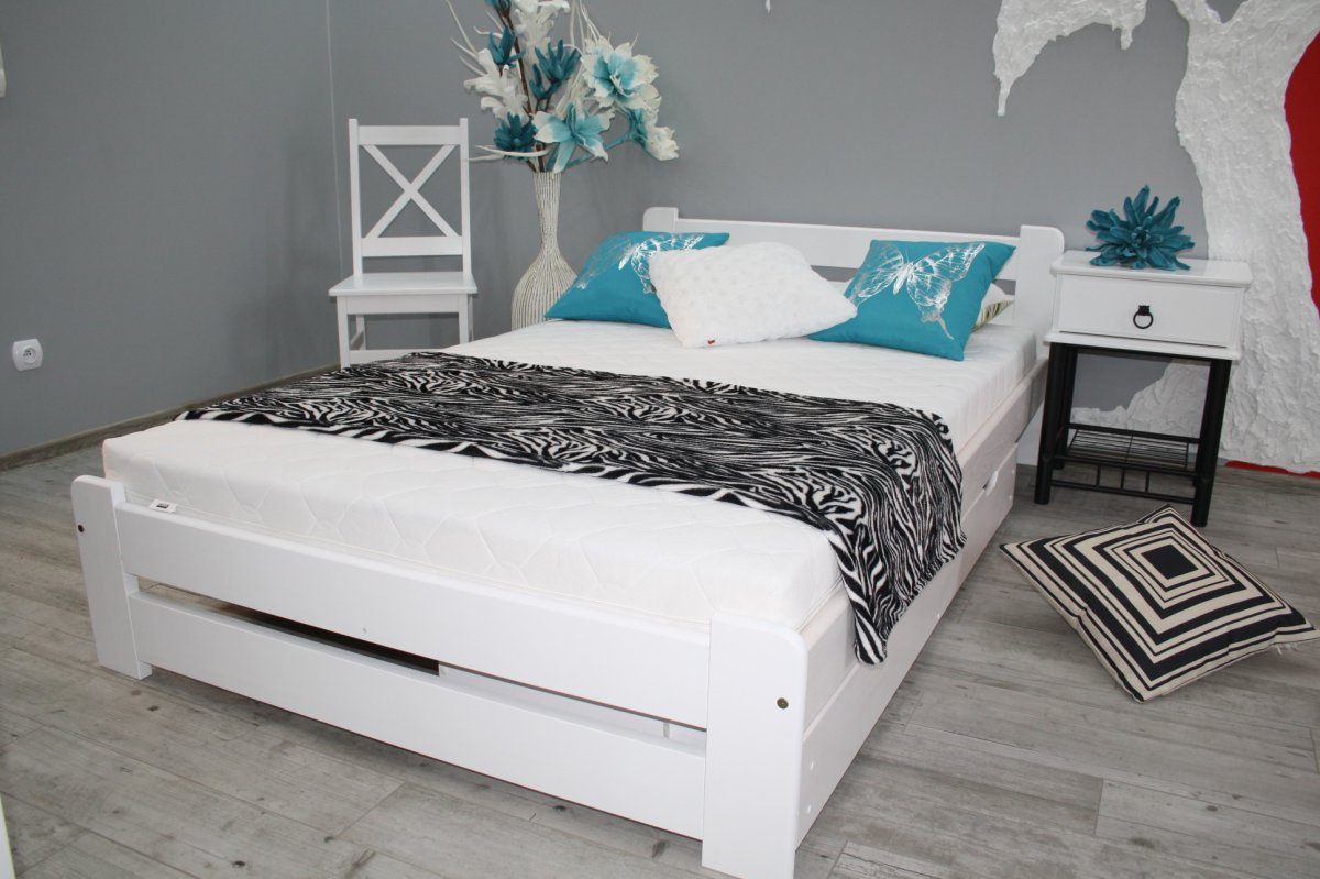 Белая кровать из дерева