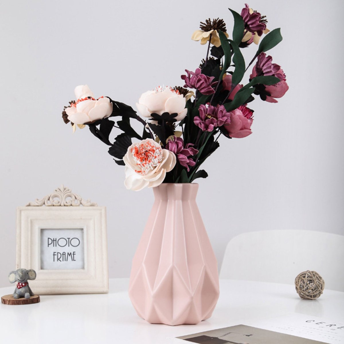 Напольные вазы с цветами в интерьере