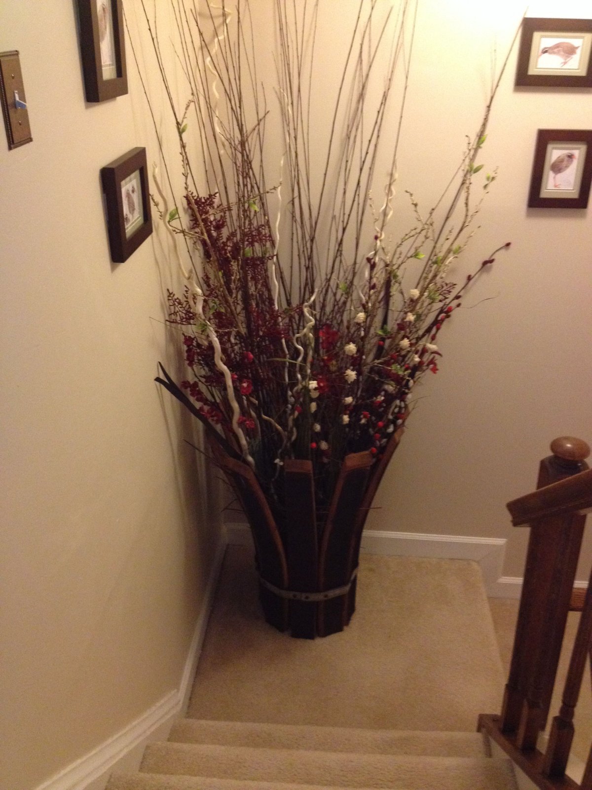 Композиция из сухоцветов в напольной вазе
