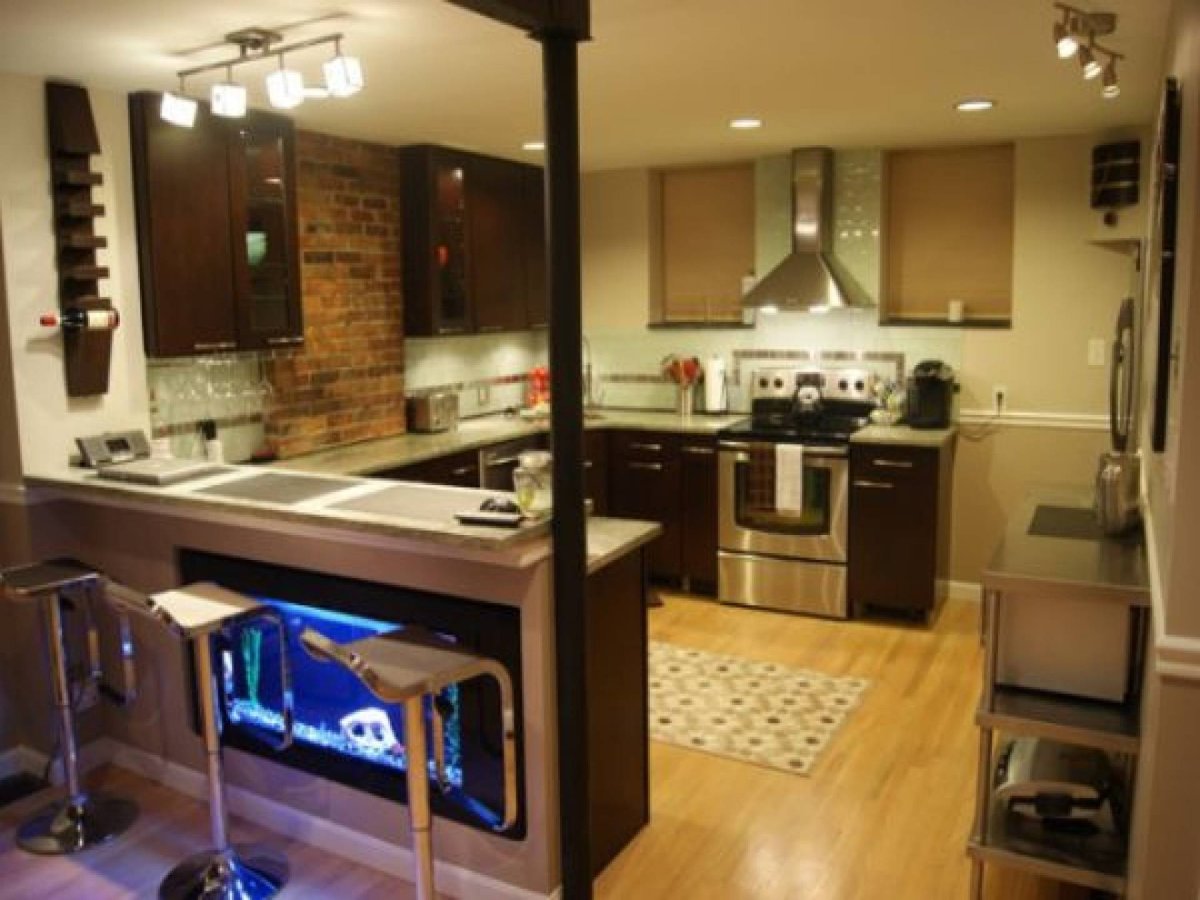 Барная стойка с аквариумом на кухне