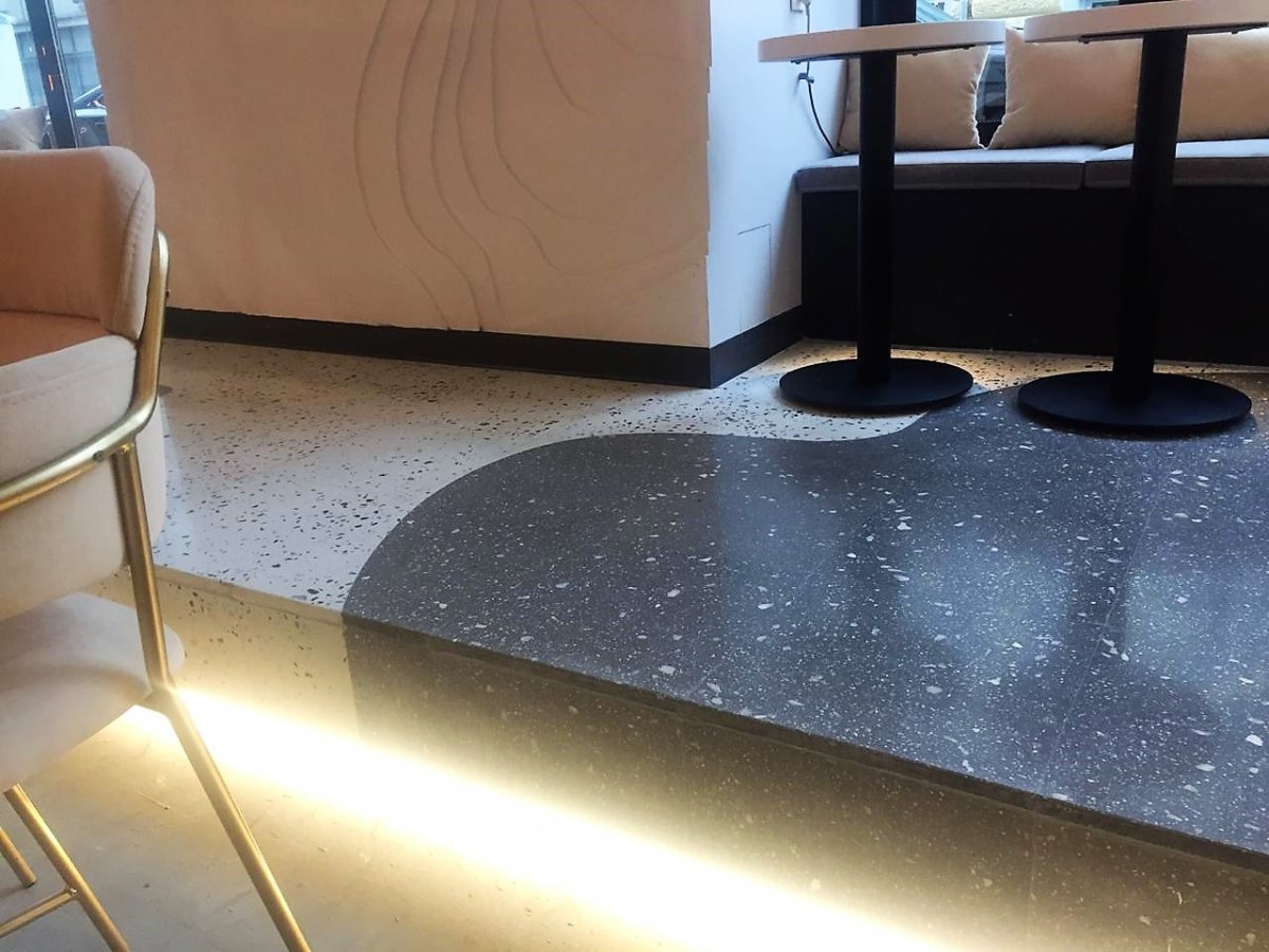 Мрамор асфальт и синий в интерьере