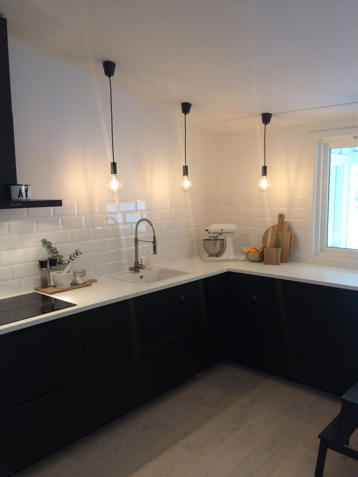 Белая кухня без верхних шкафов