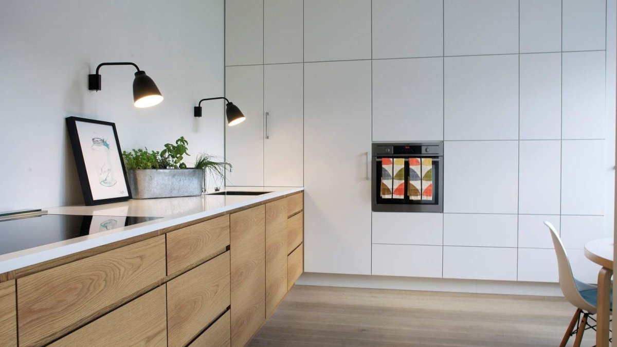 Кухня в скандинавском стиле с черной столешницей