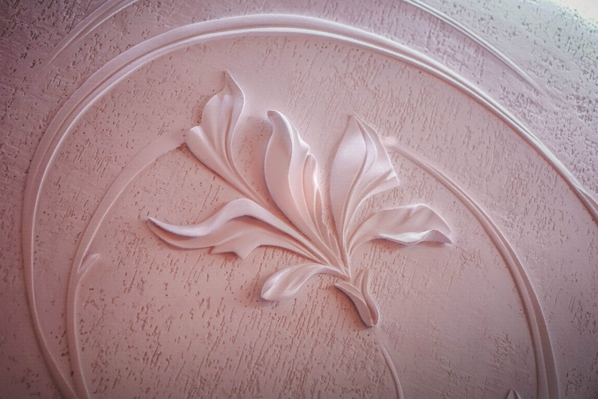 Барельеф цветы на стене