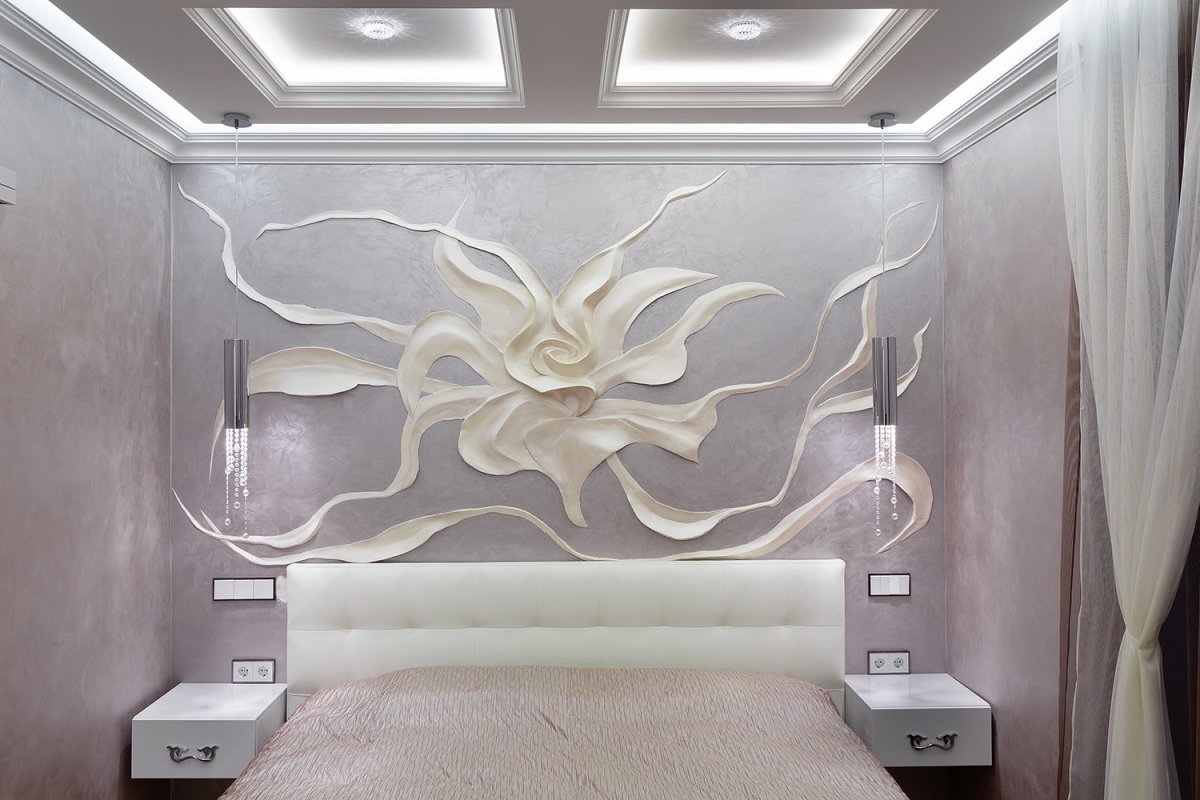 Лепка в спальне на стене