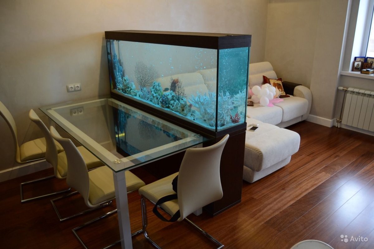Гостиная с аквариумом