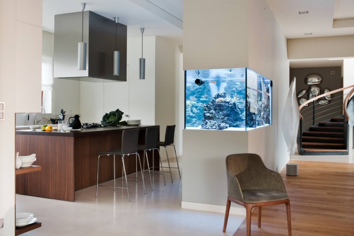 Аквариум встроенный в шкаф