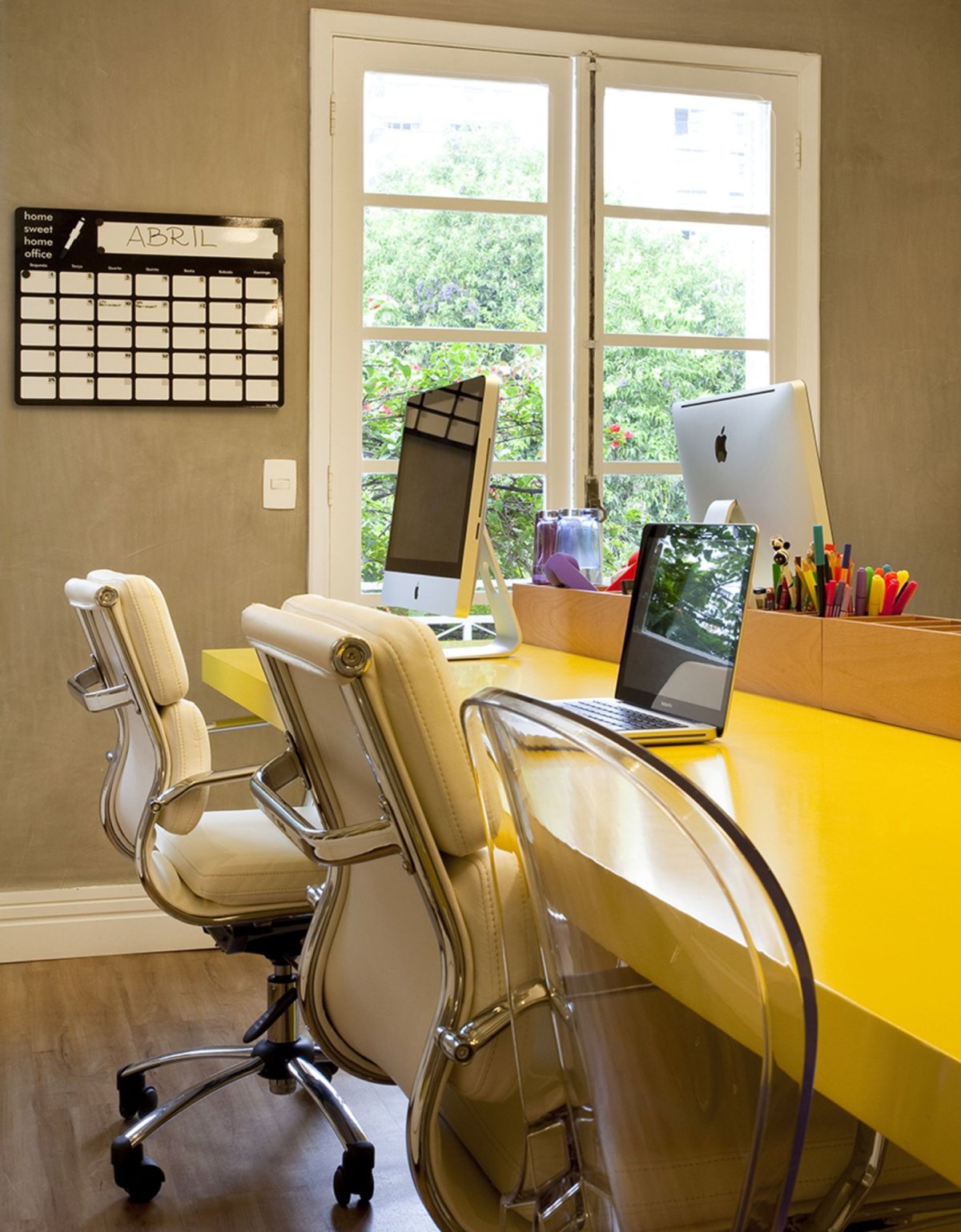 Офис в желтых тонах