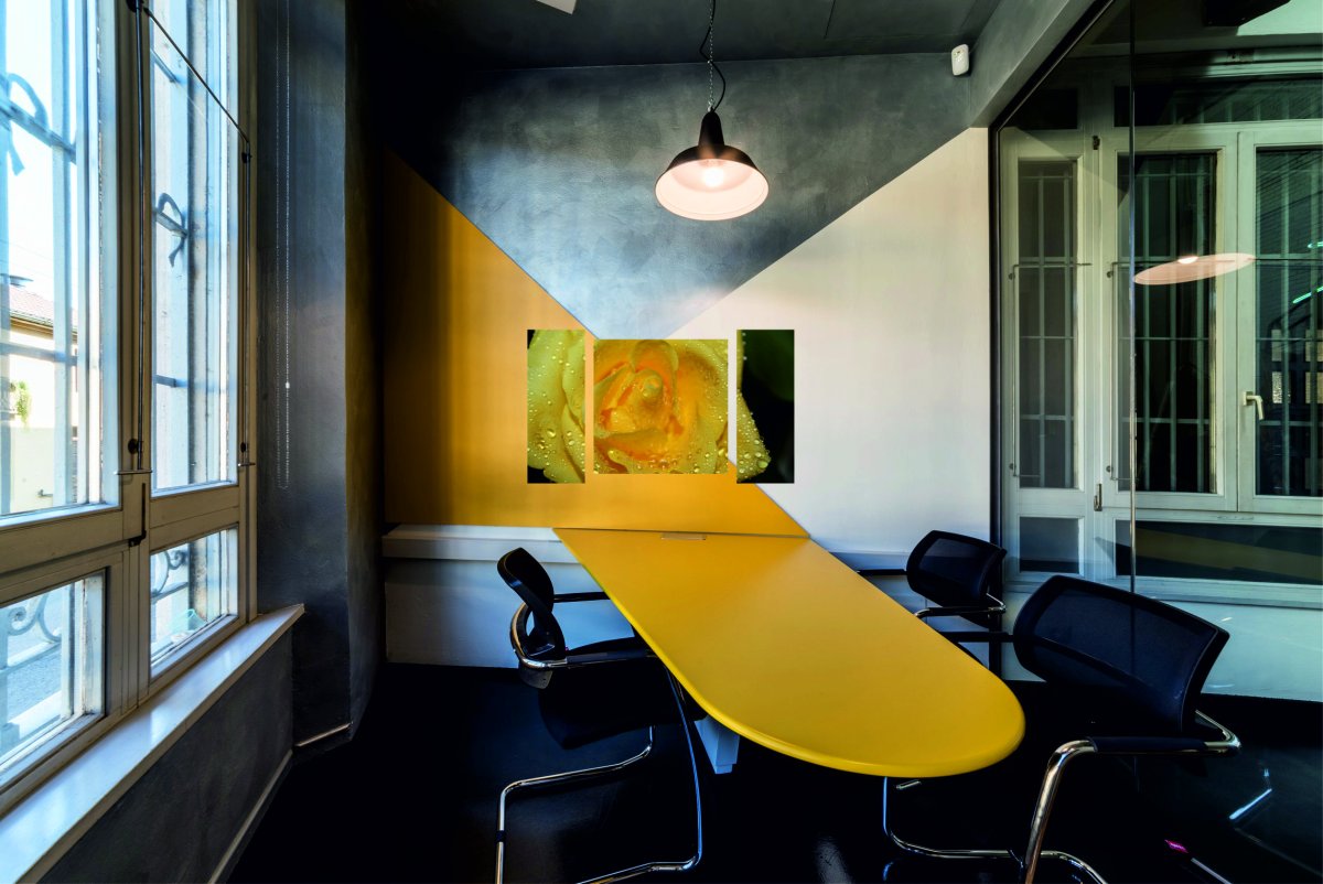 Желтый цвет стен в офисе