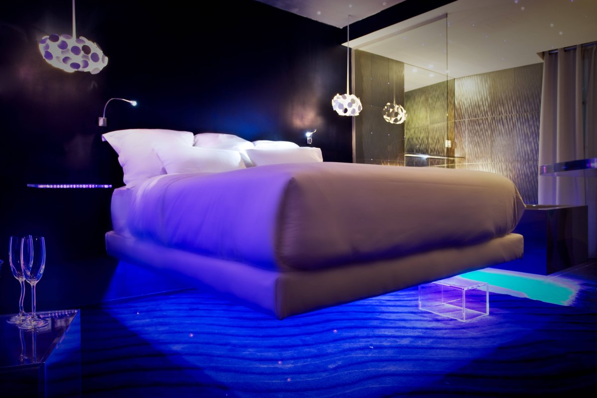 Кровать с неоновой подсветкой