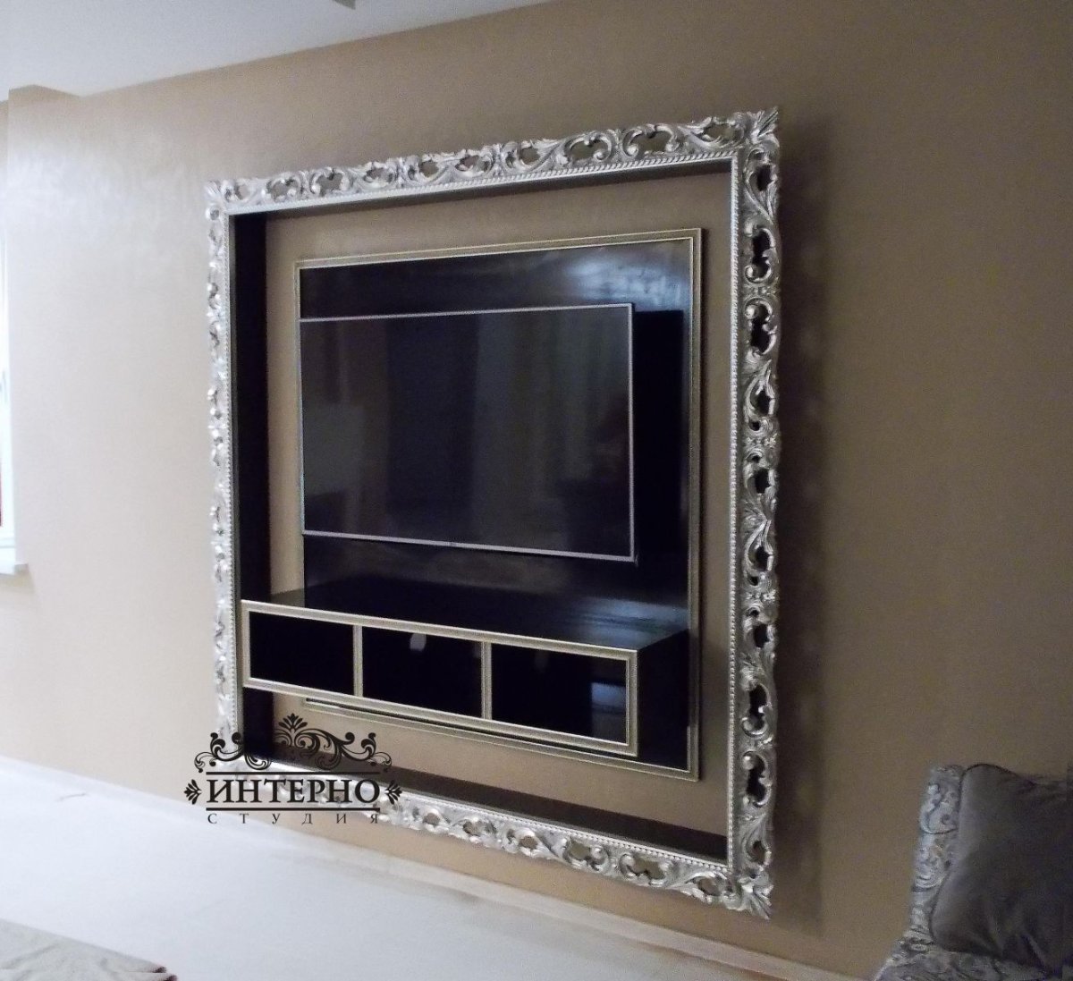 Телевизор в рамке из багета