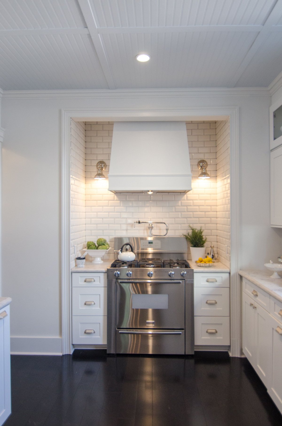 Белая кухня в нише