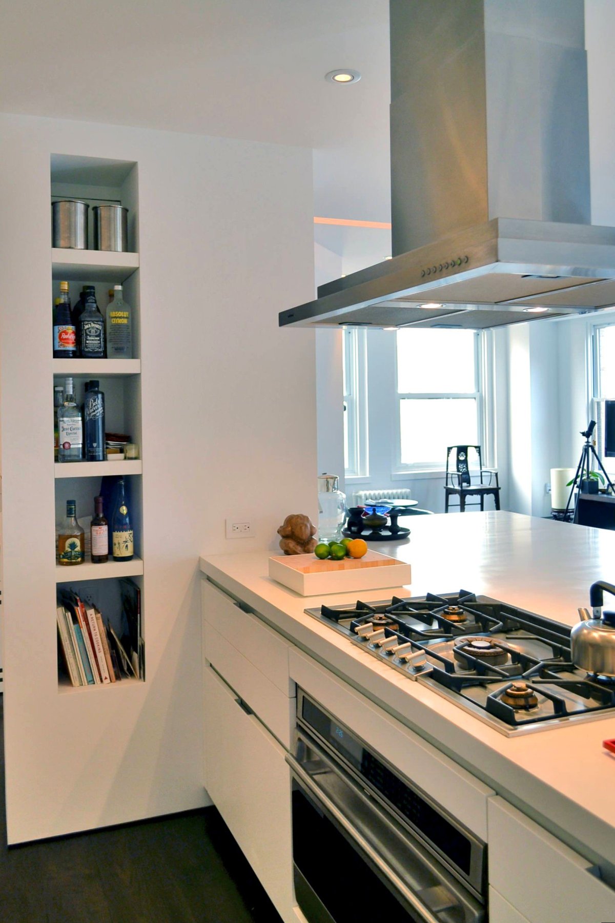 Встроенные полки на кухне