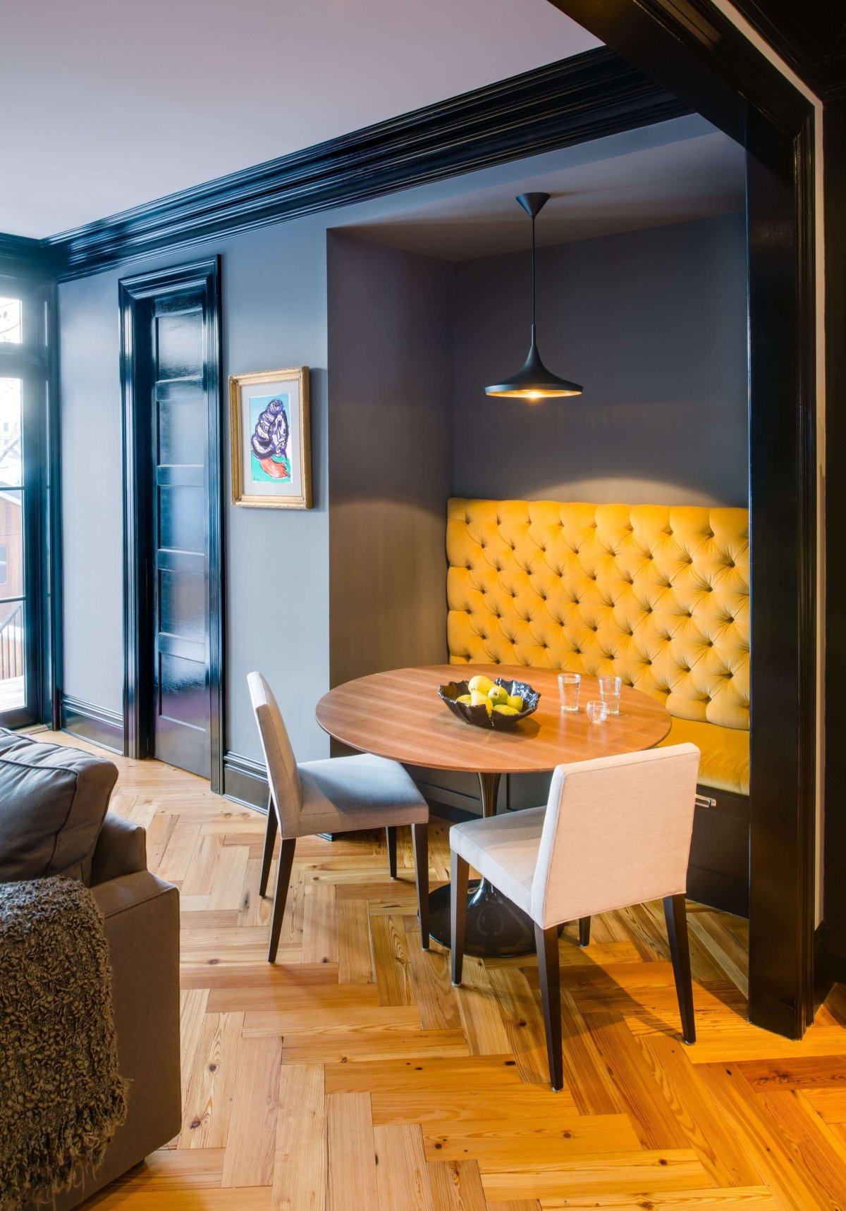 Обеденный стол в нише