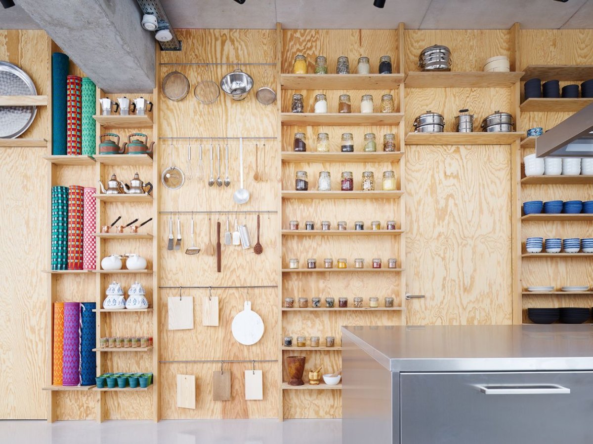 Интерьер мастерской из фанеры