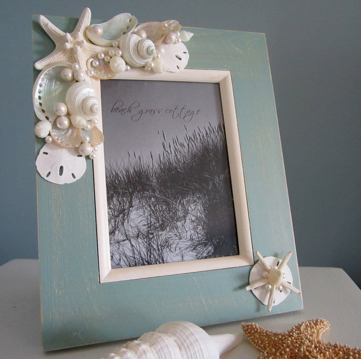 Украсить фоторамку ракушками