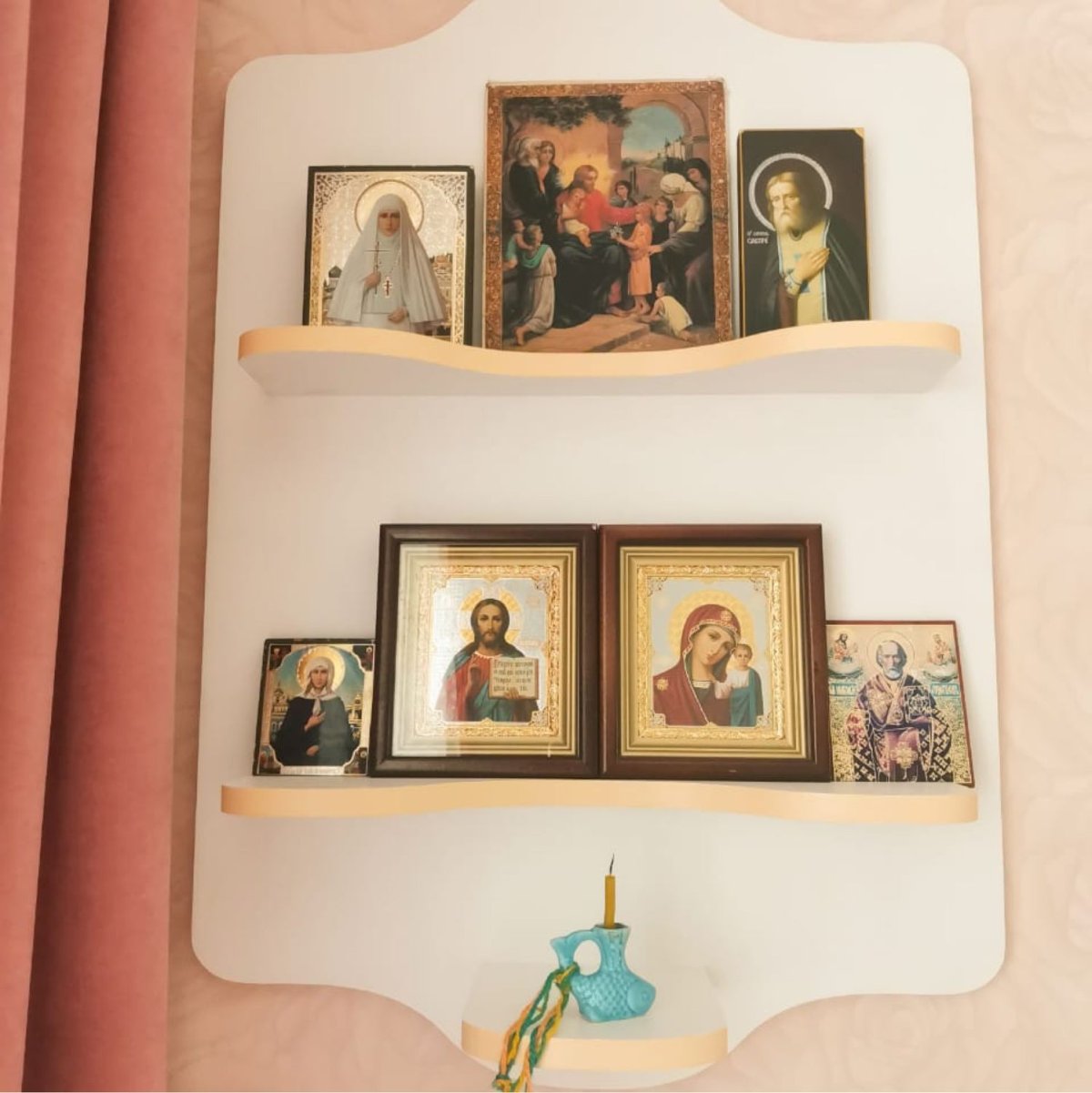 Полочка для икон угловая