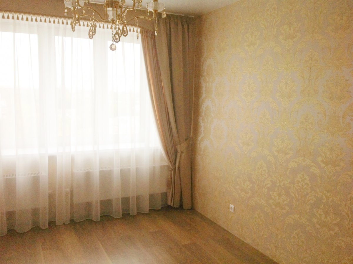 Шторы к золотым обоям в зале