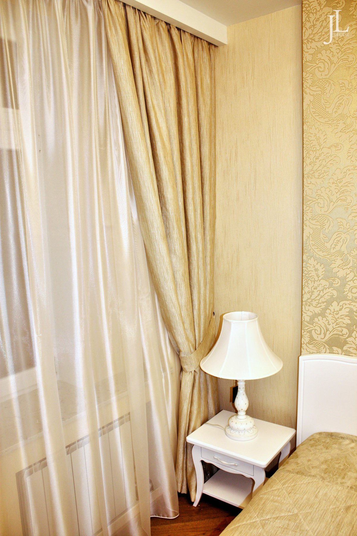 Шторы к золотистым обоям
