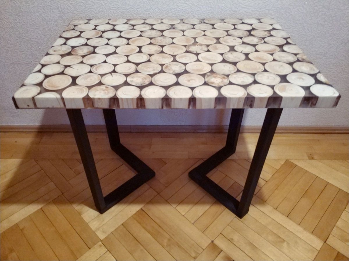 Стол из спила дерева в интерьере