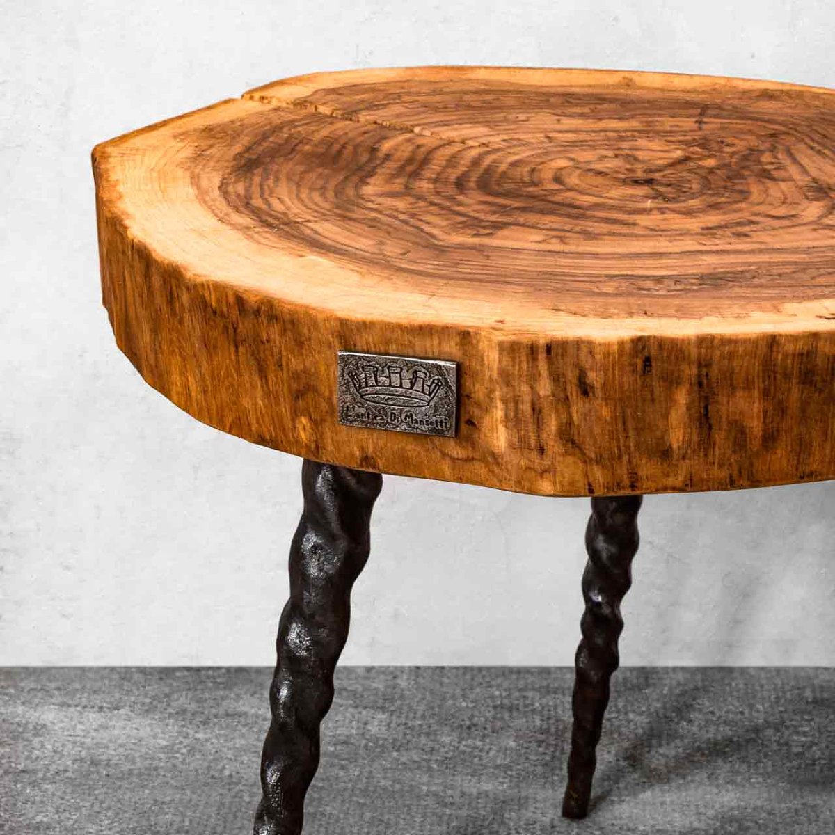 Стол из спилов дерева