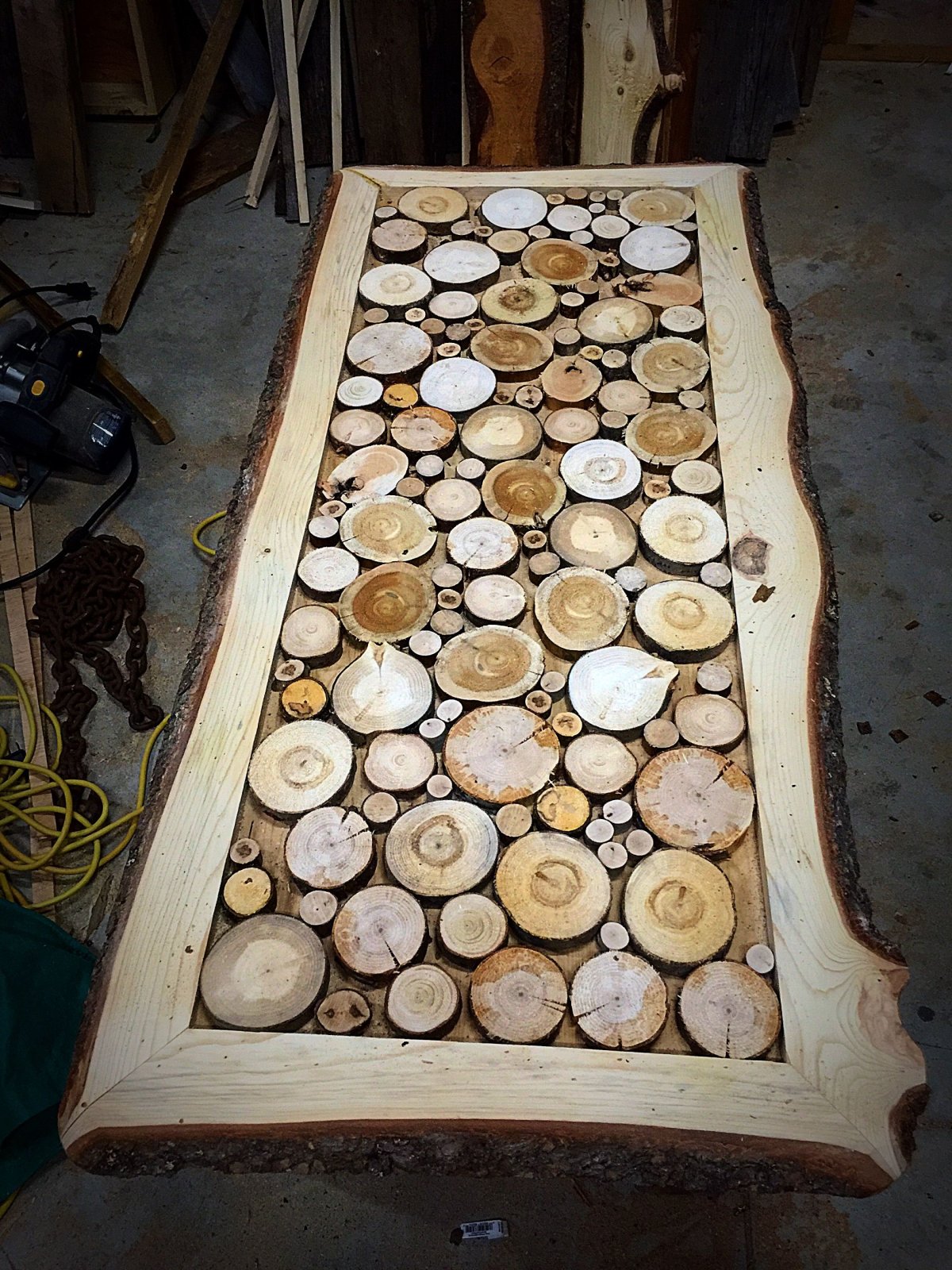 Журнальный столик из среза дерева