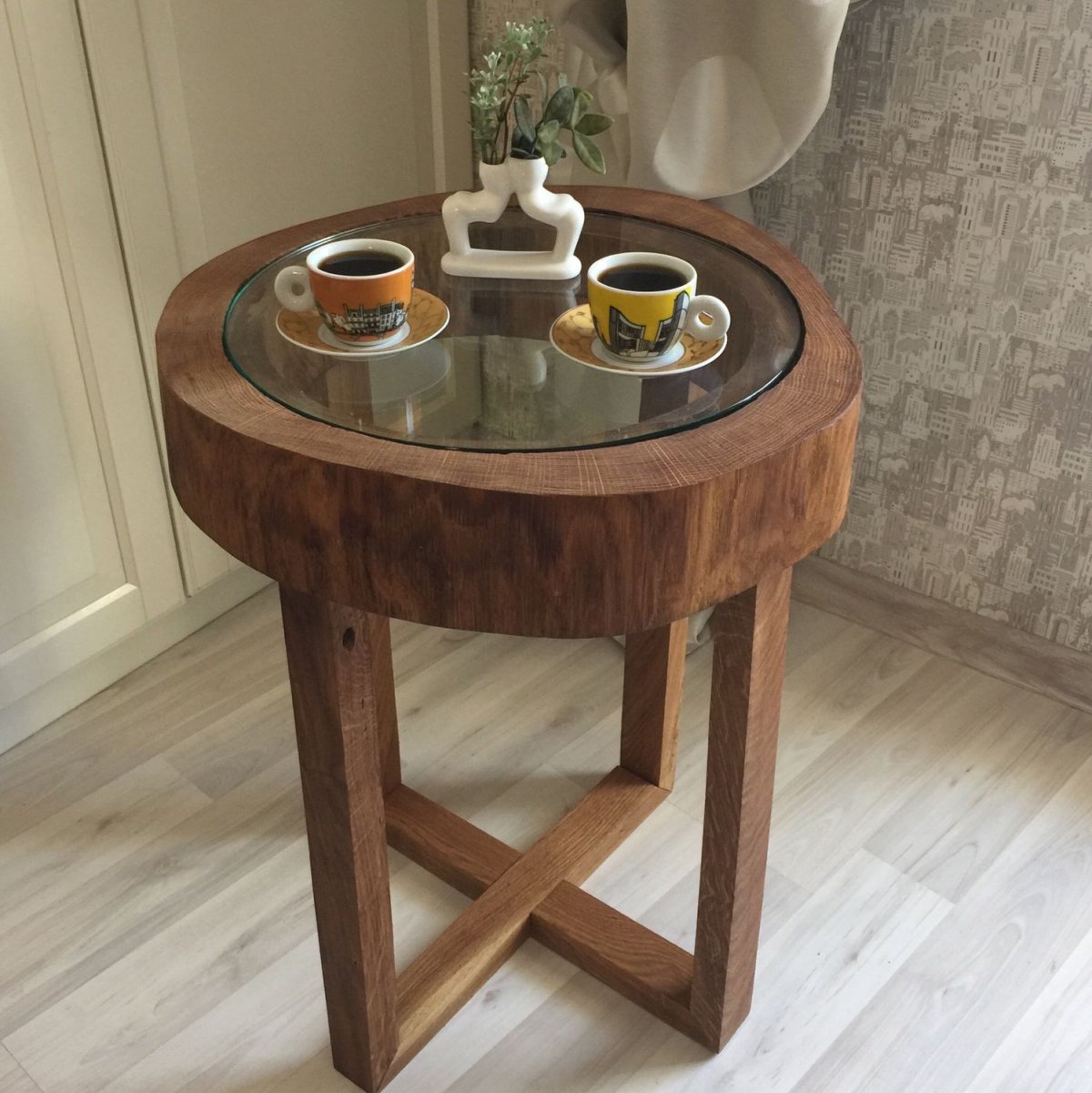 Столик из спила дерева