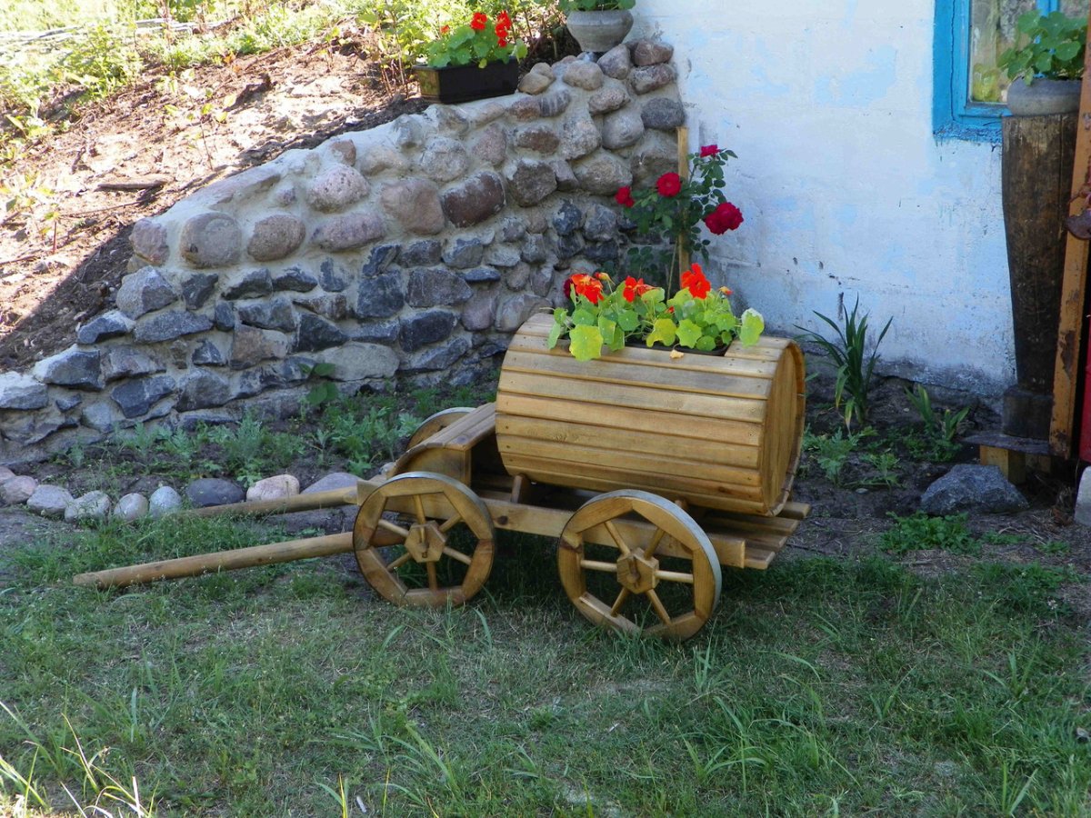 Тачка декоративная для сада