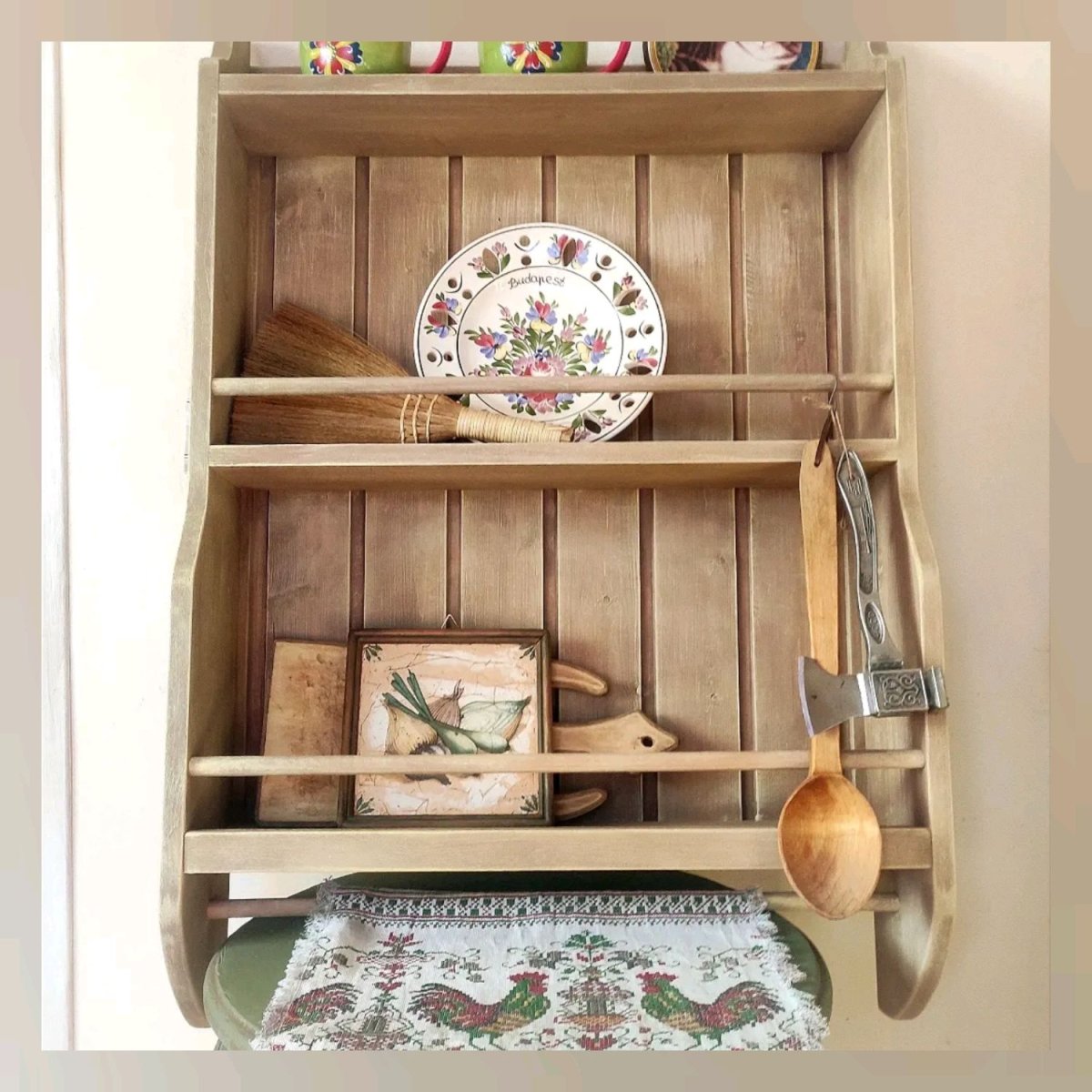 Деревянная полка для тарелок