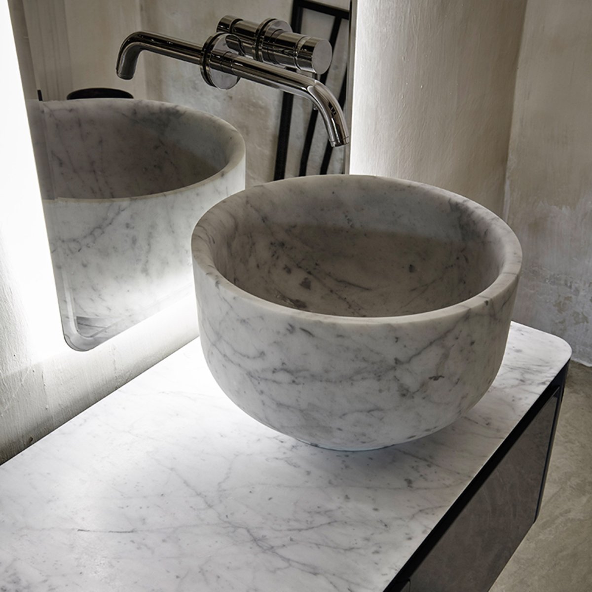 Ванна из каррарского мрамора